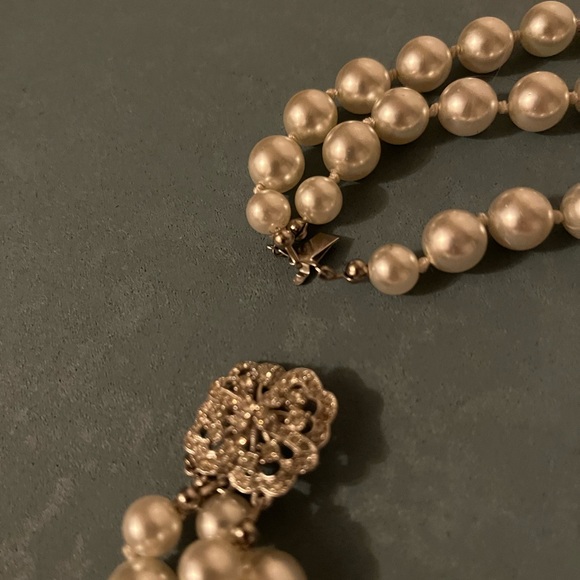 Vintage tri-strand faux pearl diamond-esque brooch clip closure. - Picture 4 of 7